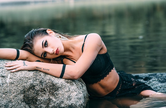 The Best First Messages to Send on Affair Dating Sites (With Examples)